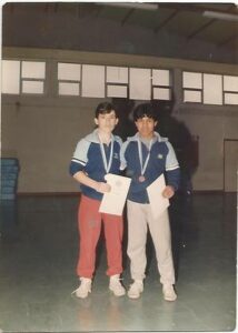 1987 : Α.Ο.Ν Πετριτσίου. Στην πρώτη αγωνιστική συμμετοχή του σωματείου, από αριστερά ο Παπαδόπουλος Γιώργος και δεξιά ο Γαλλίδης Βάϊος. 